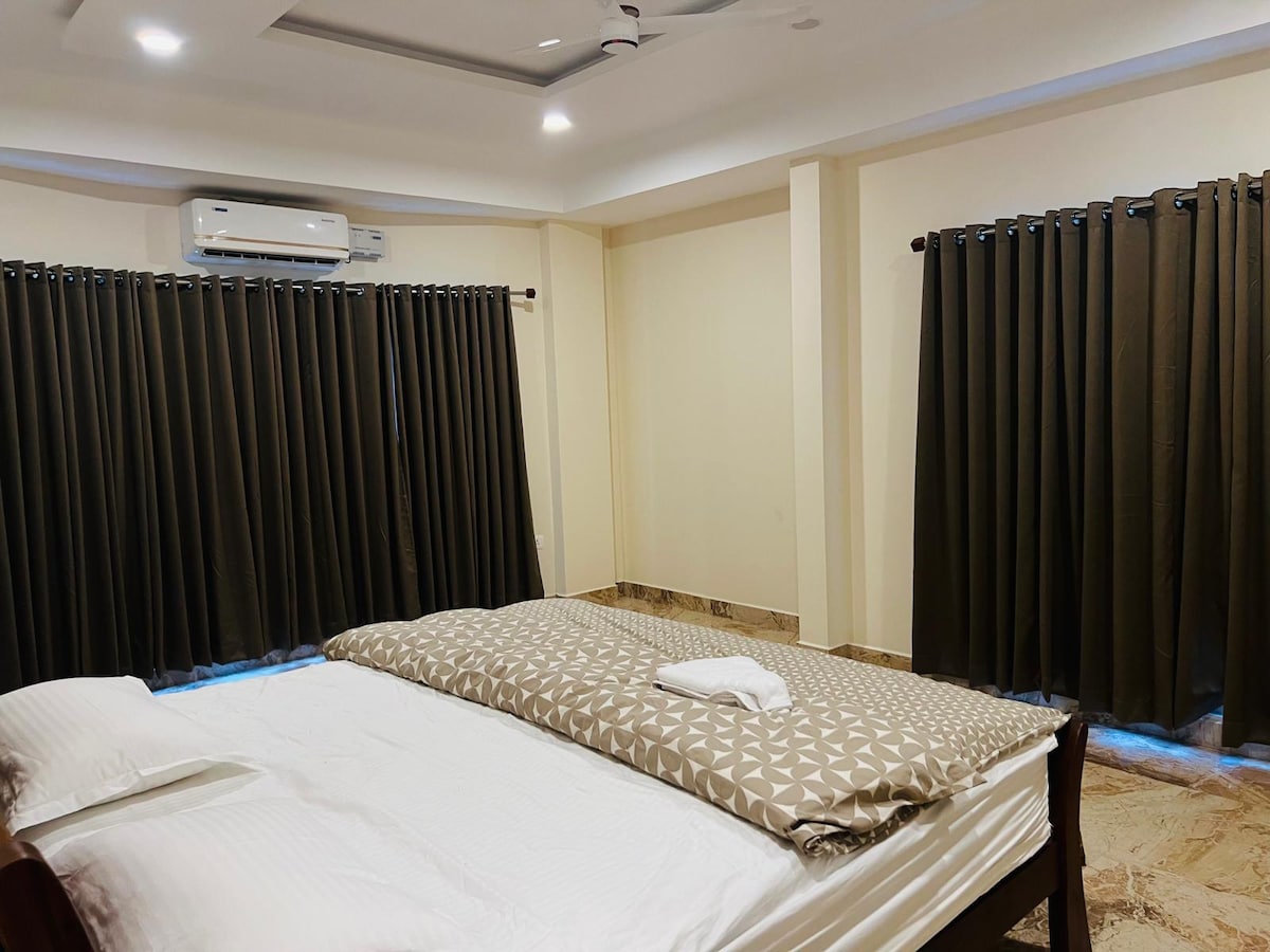 Silent 2BHK Serviced Apartment Thodupuzha Parking - Tap to explore photos