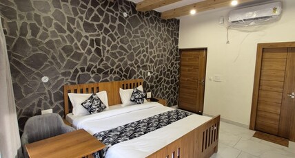 Lake wood stay Room Type - Black stone 