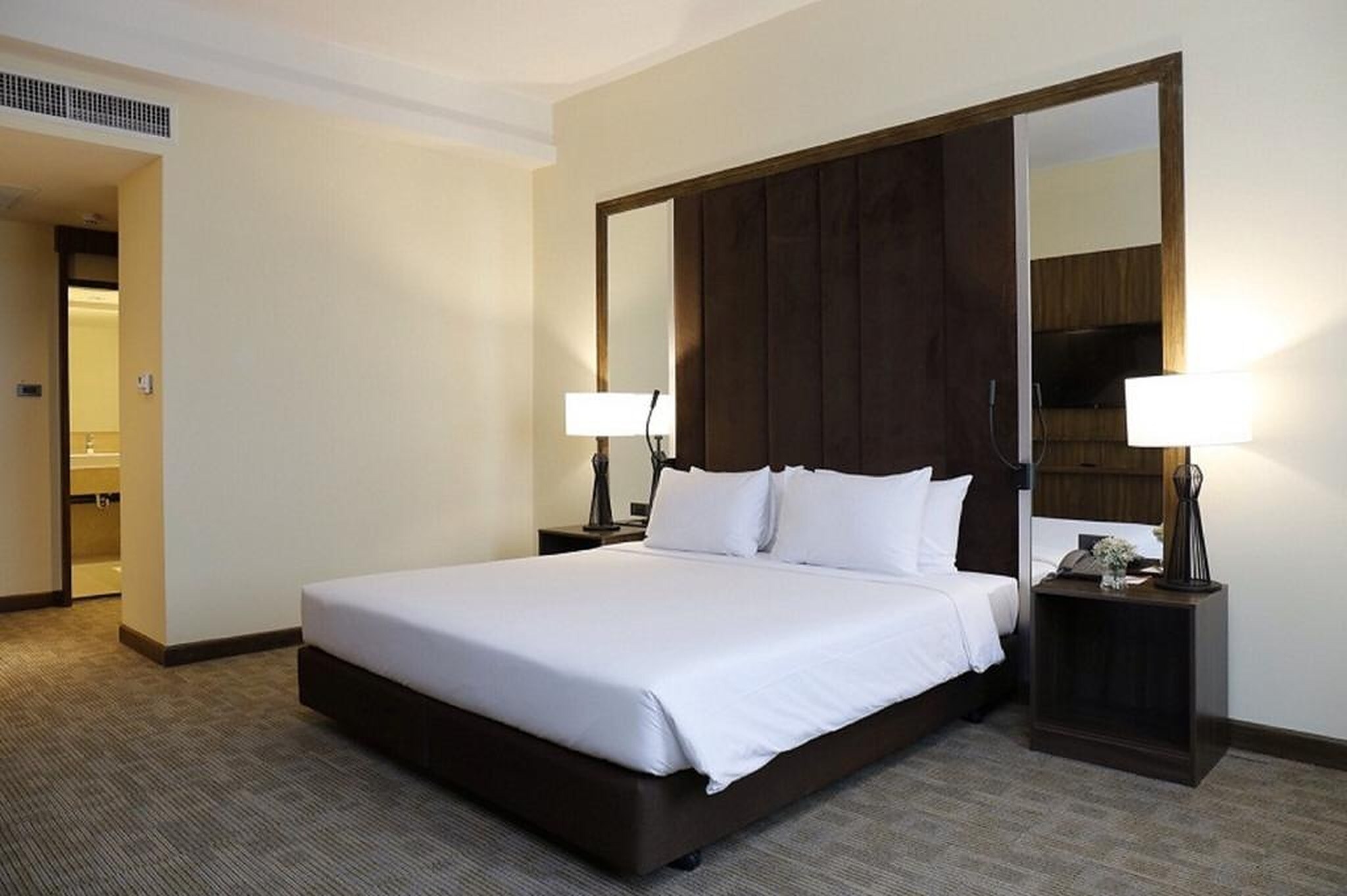Louis' Tavern Hotel Don Muang - Tap to explore photos