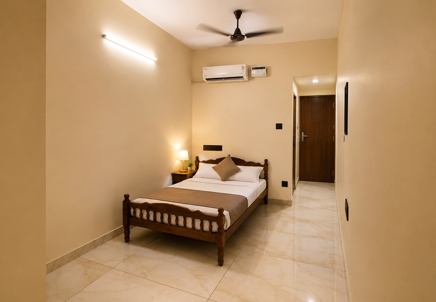 Short stay with double bed - Tap to explore photos