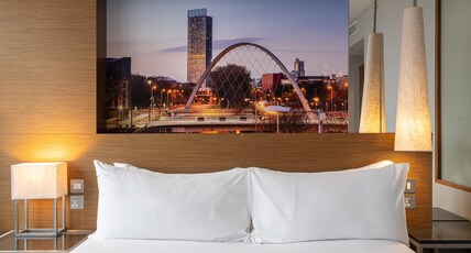 THE MANCHESTER DEANSGATE HOTEL by IHG Room Type - 1 Queen Classic Accessible Roll In Shower