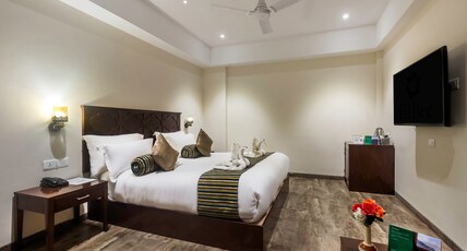 EllBee Mussoorie Hills Room Type - Deluxe Room with King Bed (No View)