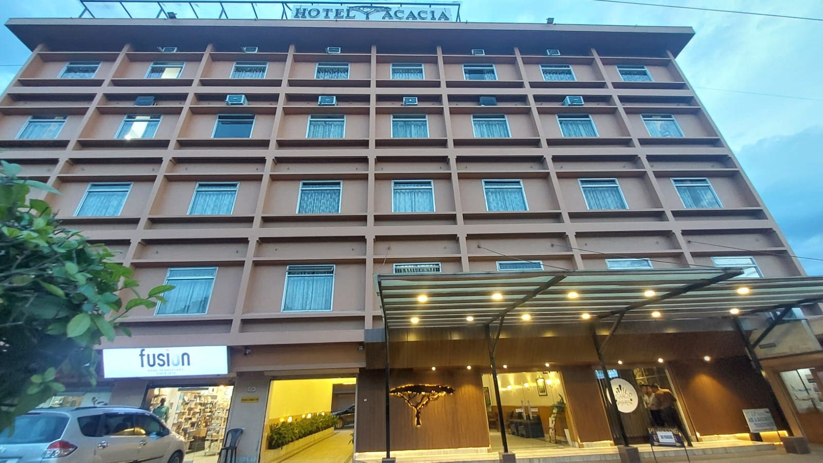 Hotel Acacia - Tap to explore photos
