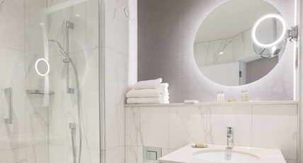 DoubleTree by Hilton London Elstree Room Type - KING GUEST ROOM
