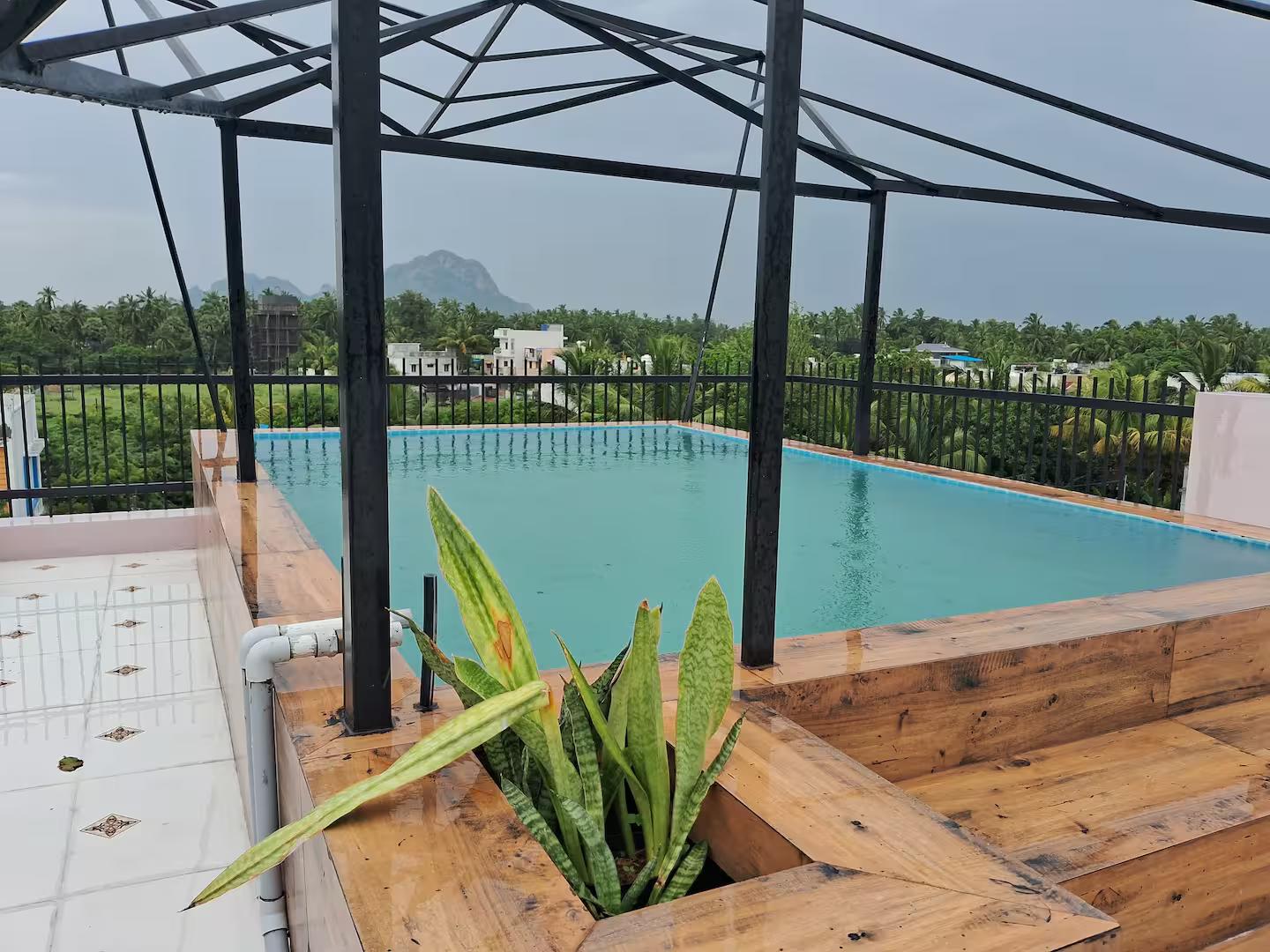 SE Grand 7BHK AC flat with 4 Kitchen & 4 Living rooms - Tap to explore photos