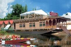 WelcomHeritage Gurkha Houseboats
