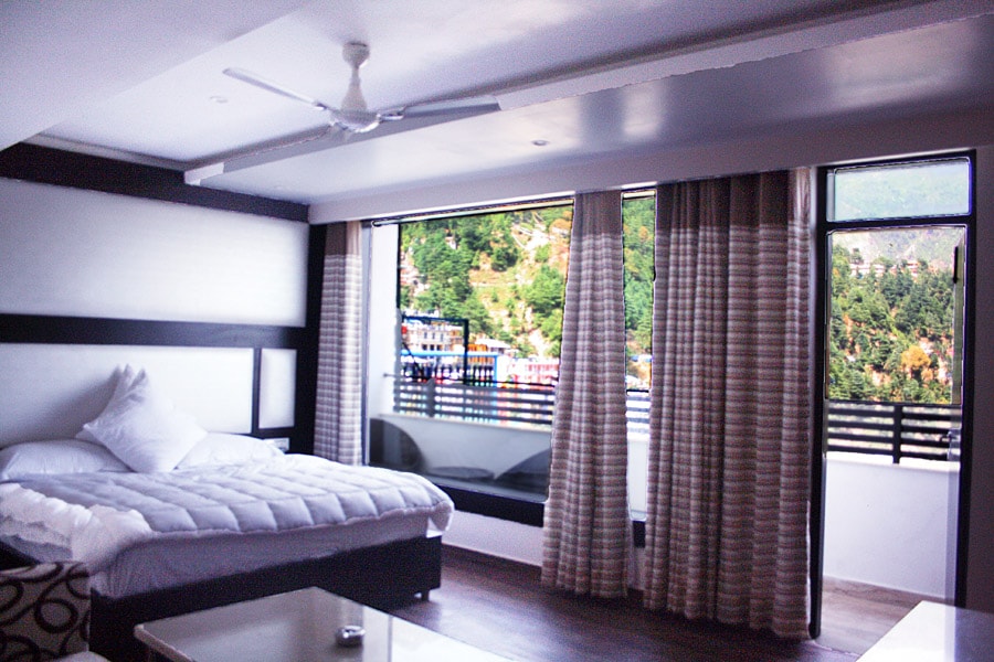 Lavish Inn - Tap to explore photos