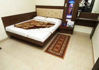 Hotel Shiv Palace Room Type - Deluxe Double Room With Free Wi-Fi